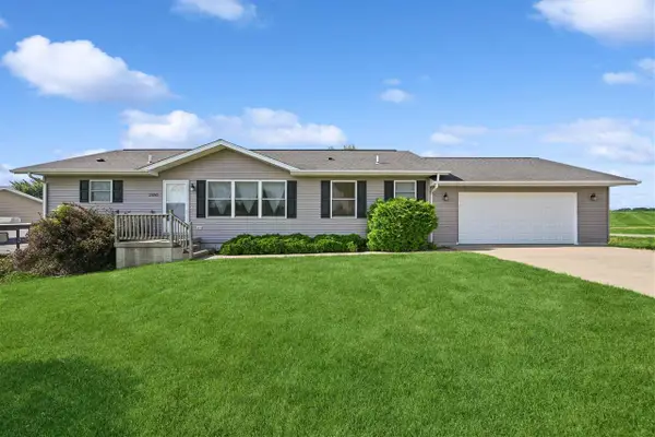 2590 Meadow View Drive, Urbana, IA 52345
