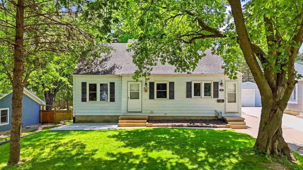 27 Prospect Pl, Iowa City, IA 52246 - #1