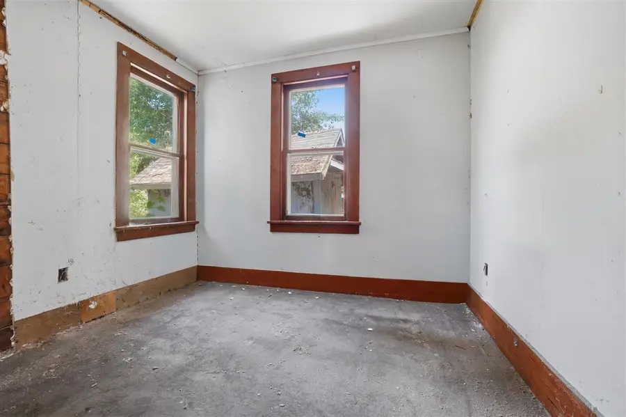 205 E Vine St, Crawfordsville, IA 52621 - #3