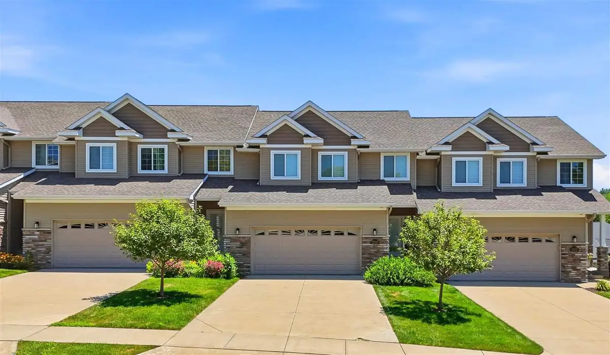 2233 E Grantview Dr, Coralville, IA 52241 - #1