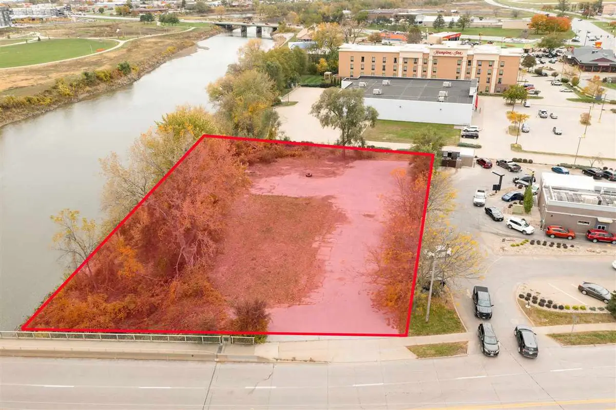 21 W Benton St, Iowa City, IA 52246 - #1