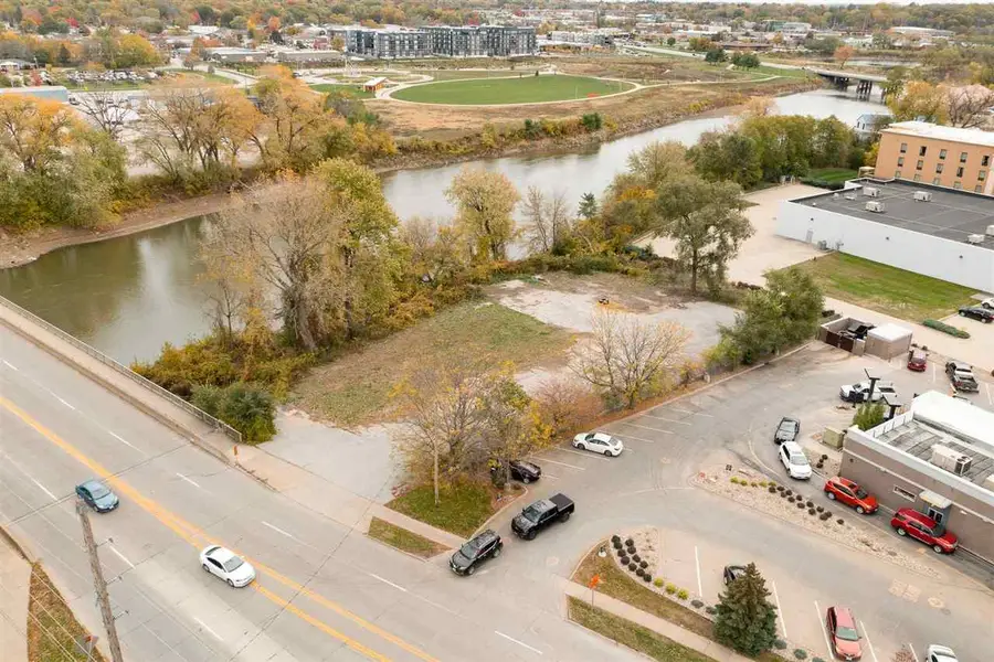21 W Benton St, Iowa City, IA 52246 - #2