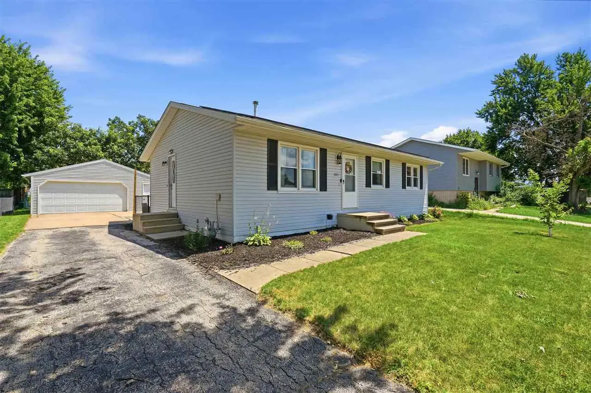 3201 2nd St, Marion, IA 52302 - #1