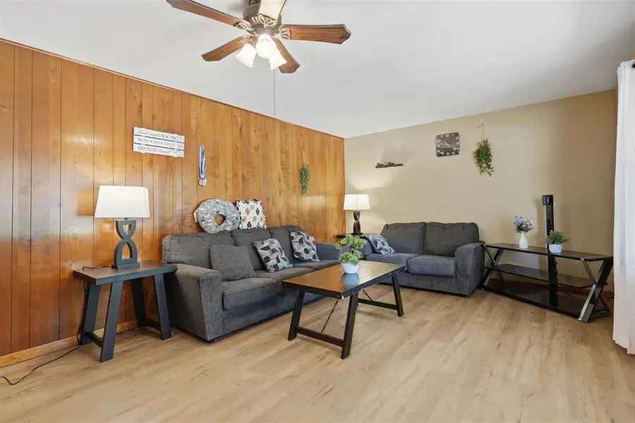 1133 Oakview Dr, Columbus Junction, IA 52738 - #3