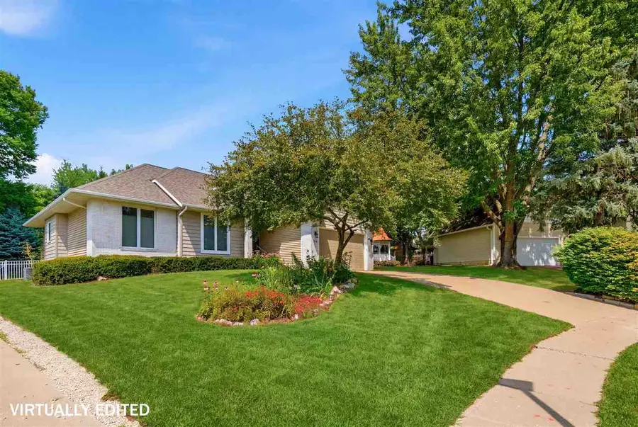 315 Wood Creek Ln, Muscatine, IA 52761 - #2