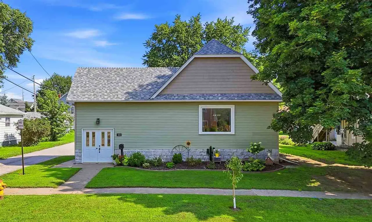 302 E 2nd St, Washington, IA 52353 - #1
