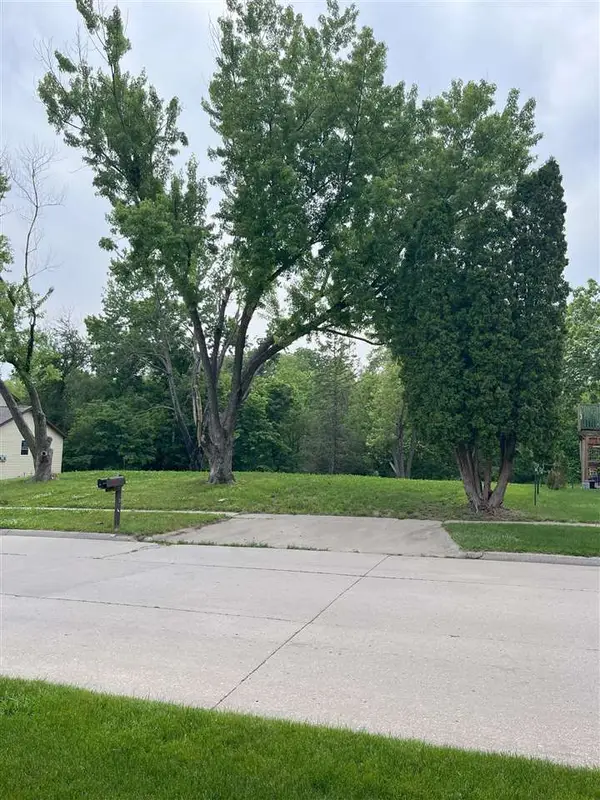 1445 Valley View Dr, Coralville, IA 52241