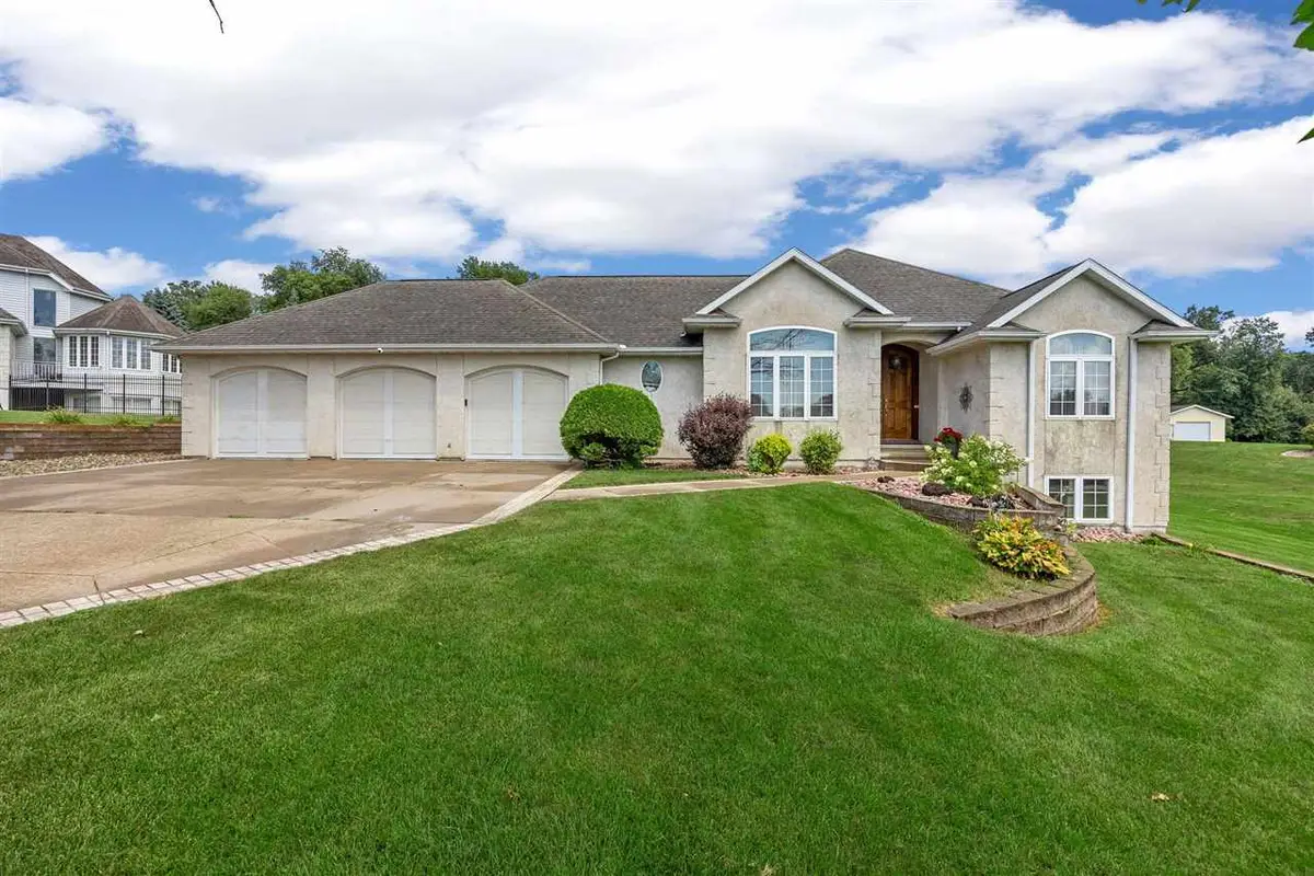 8401 Santa Maria Dr SW, Cedar Rapids, IA 52404 - #1