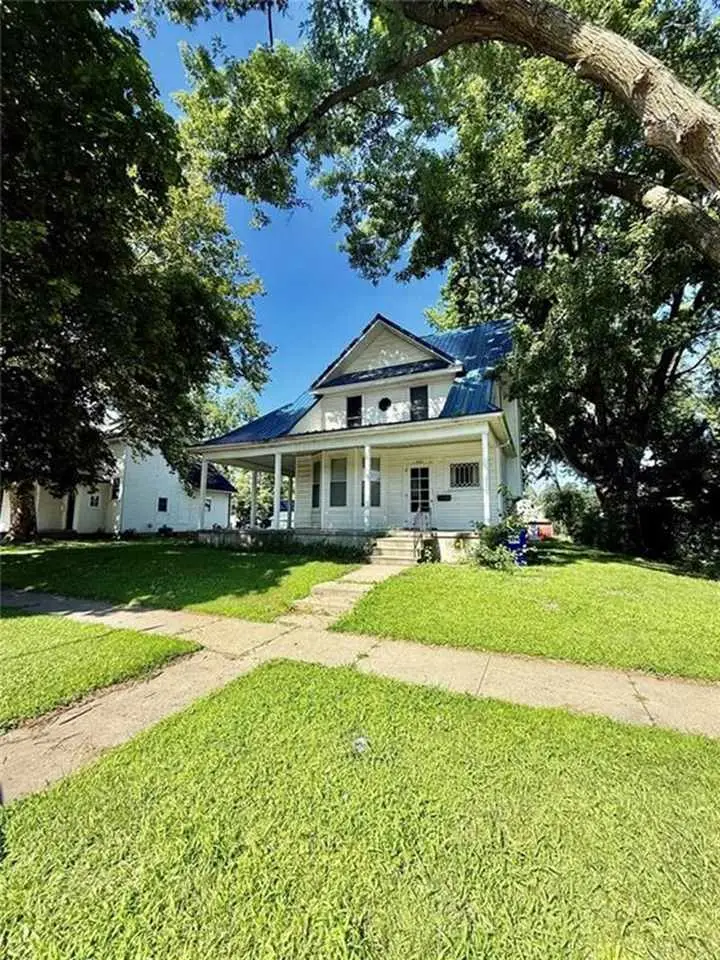 421 S 4th Ave, Washington, IA 52353 - #1