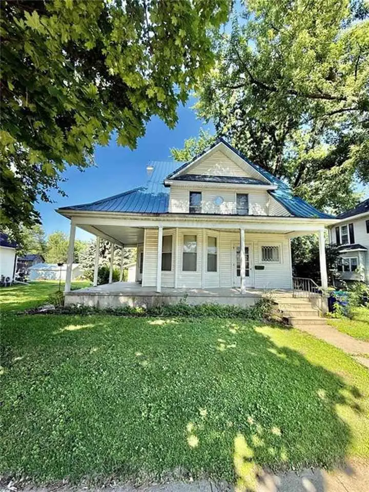 421 S 4th Ave, Washington, IA 52353 - #2