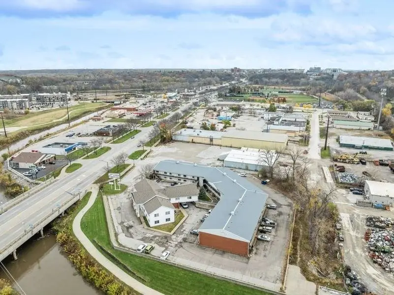 320 2nd St, Coralville, IA 52241 - #3