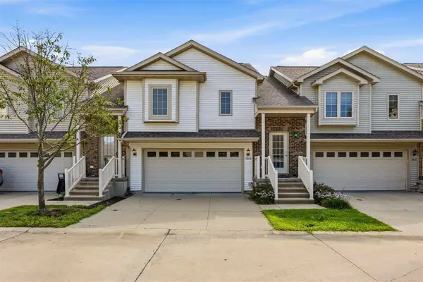 1064 Sunny Side Dr, North Liberty, IA 52317