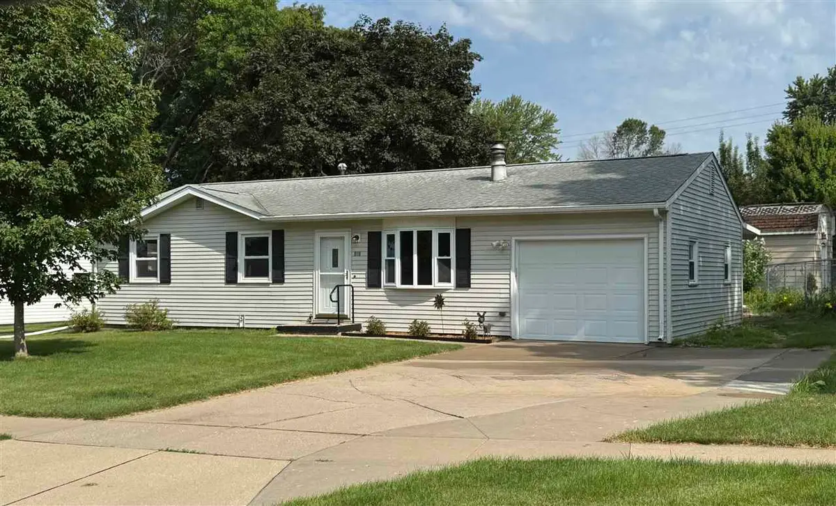 818 20th Ave, Coralville, IA 52241 - #1