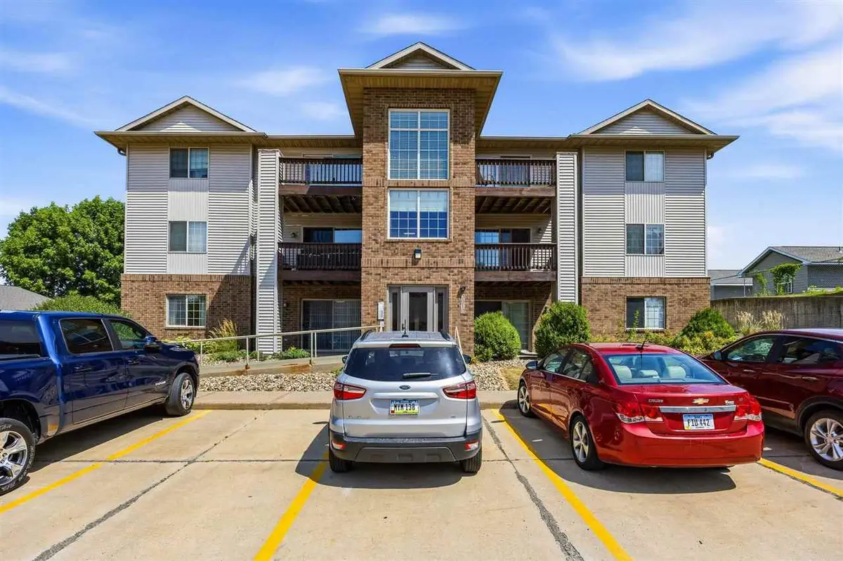 3010 Wilson Ave SW, Cedar Rapids, IA 52404 - #1