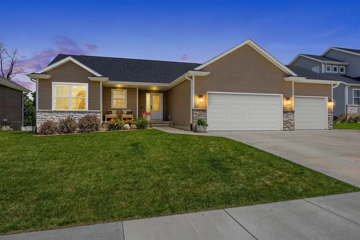 7202 Country Ridge Dr NW, Cedar Rapids, IA 52405 - #1