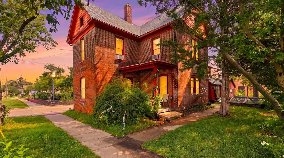 214 N Gilbert St, Iowa City, IA 52240 - #1