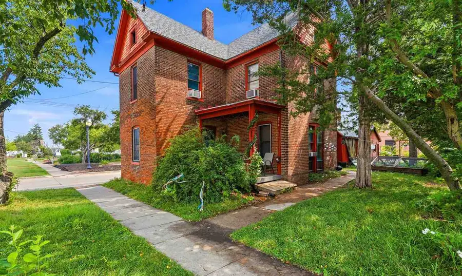 214 N Gilbert St, Iowa City, IA 52240 - #2