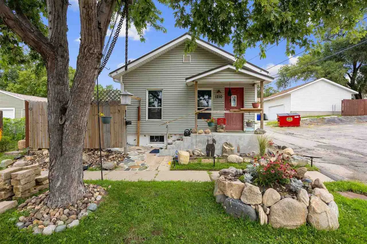 1210 Lincoln Ave, Cedar Rapids, IA 52402 - #1