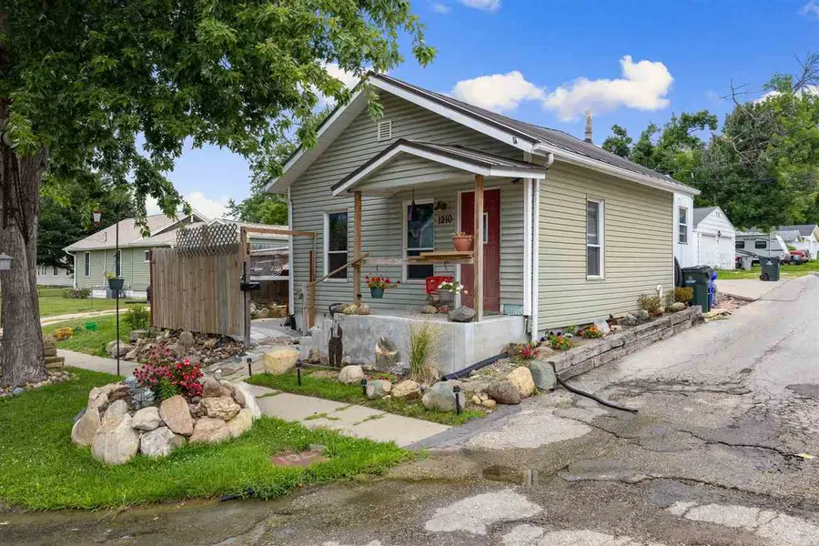 1210 Lincoln Ave, Cedar Rapids, IA 52402 - #2