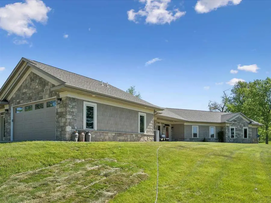4039 10th St, Marion, IA 52302 - #2