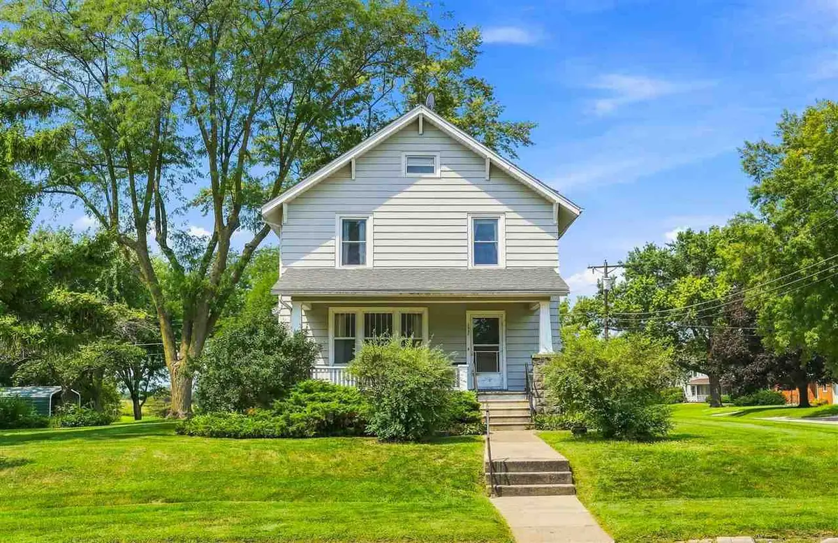 1037 N Iowa Ave, Washington, IA 52353 - #1