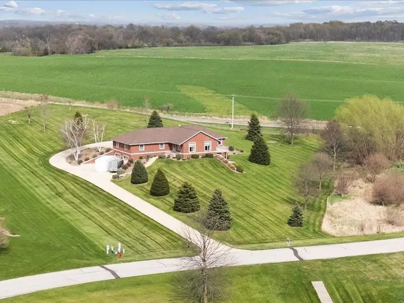 3752 Lacina Dr. SW, Iowa City, IA 52240 - #3