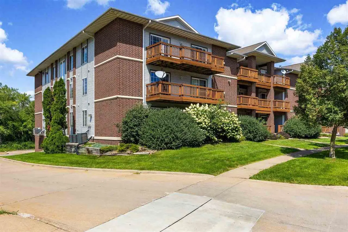 536 Westside Dr, Iowa City, IA 52246 - #1
