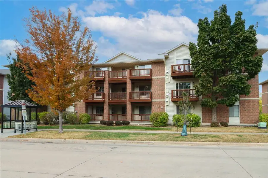 458 West Side Dr, Iowa City, IA 52246 - #2