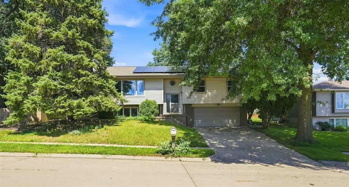 22 Wrexham Dr, Iowa City, IA 52246 - #1