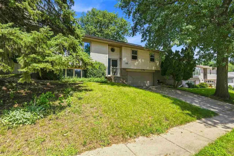 22 Wrexham Dr, Iowa City, IA 52246 - #2