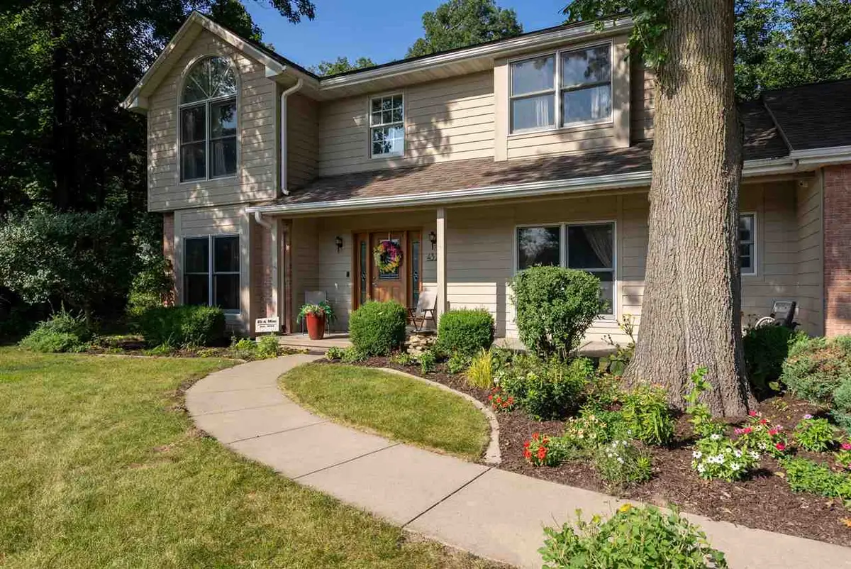 4322 Pioneer Trl, Cedar Rapids, IA 52403 - #1