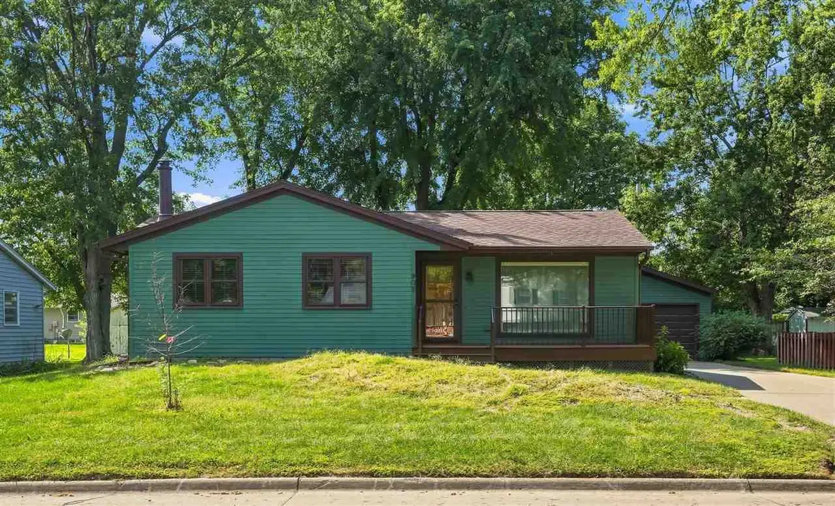 905 Paradise Dr, Washington, IA 52353 - #1