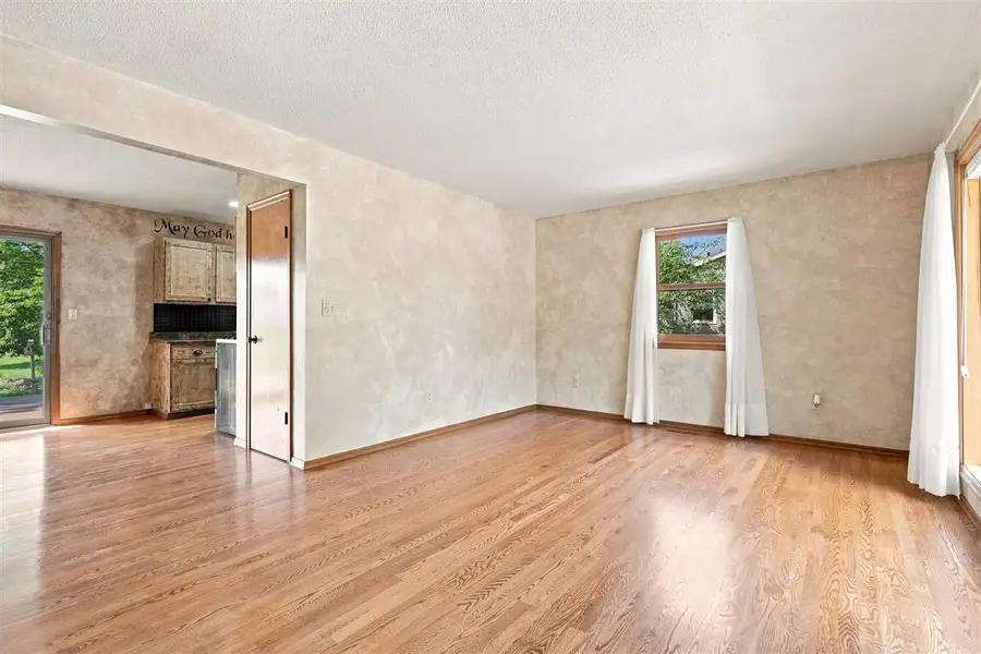 905 Paradise Dr, Washington, IA 52353 - #2