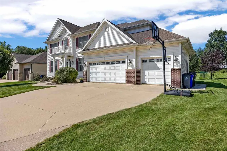 3915 Oak Ridge Dr SE, Cedar Rapids, IA 52403 - #3