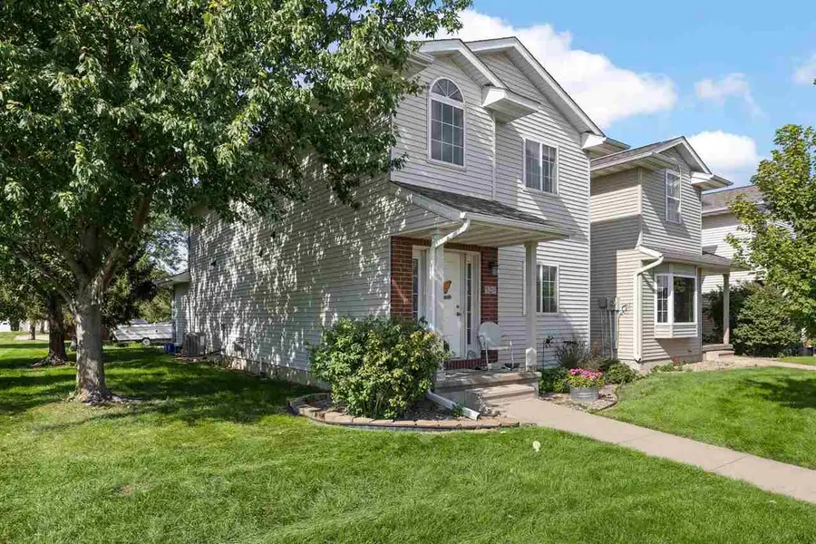527 Penn Ct, North Liberty, IA 52317 - #2
