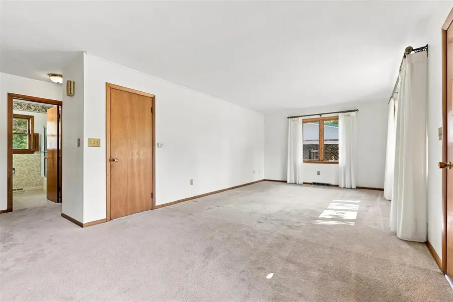 1141 Oakview Dr., Columbus Junction, IA 52738 - #3