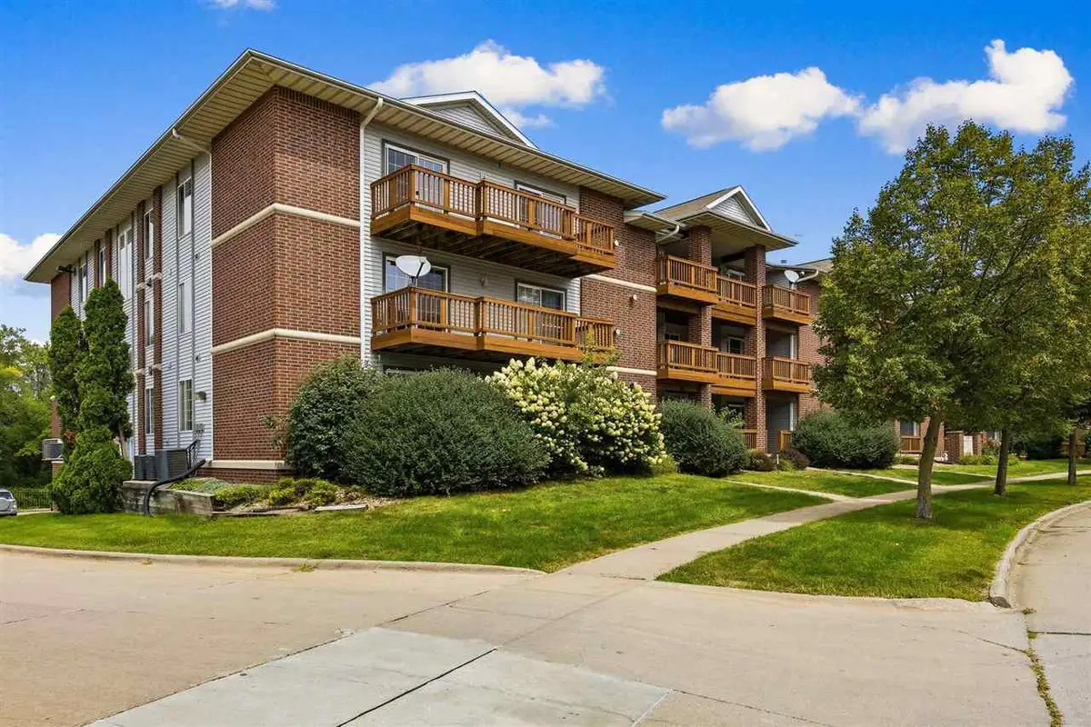 556 West Side Dr, Iowa City, IA 52246 - #1