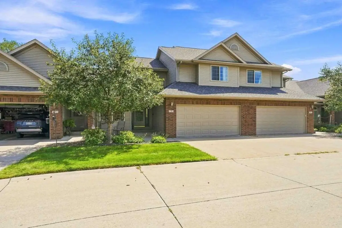 195 E Weston Dr, North Liberty, IA 52317 - #1