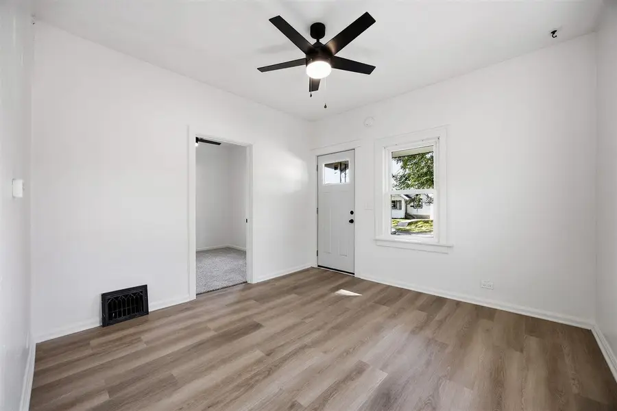 905 12th St NE, Cedar Rapids, IA 52402 - #3