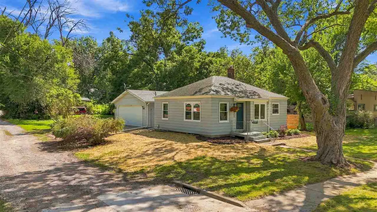 922 6th Ave, Iowa City, IA 52240 - #1
