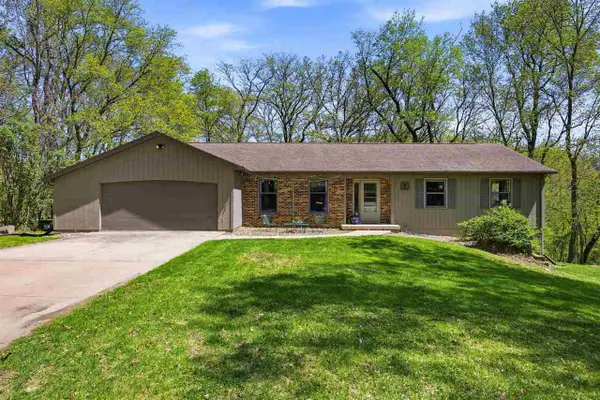 7 West View Acres NE, Iowa City, IA 52240