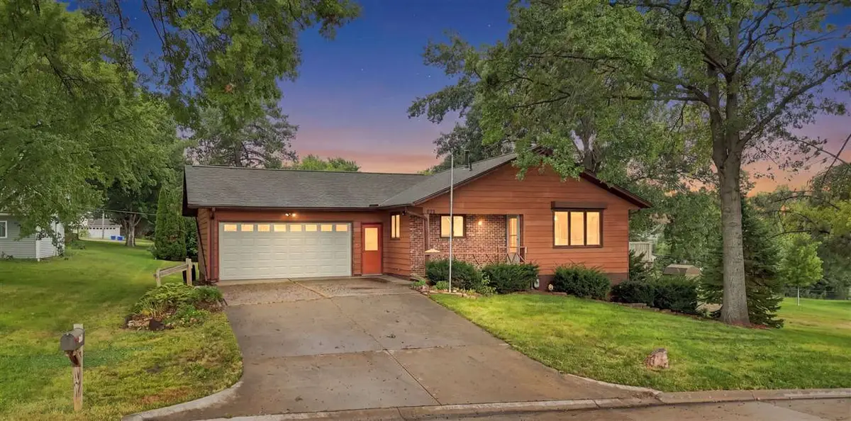 812 12Th St, Kalona, IA 52247 - #1