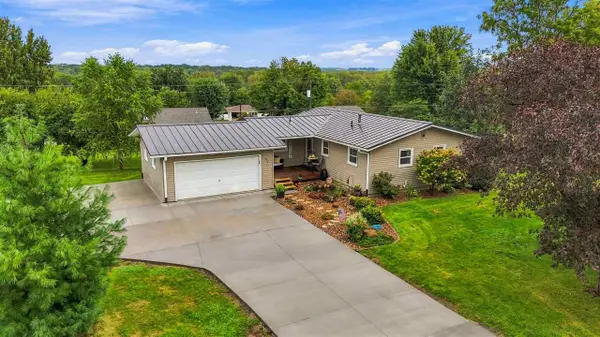 304 Lake View Dr NE, Solon, IA 52333