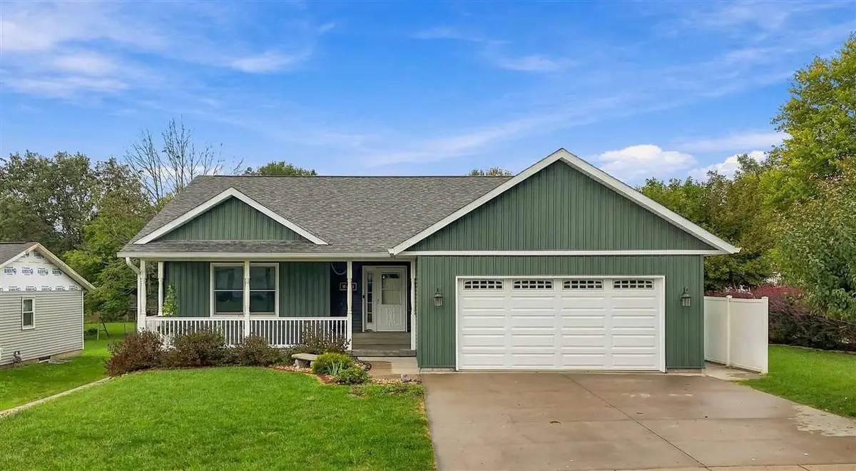 715 14th St, Kalona, IA 52247 - #1
