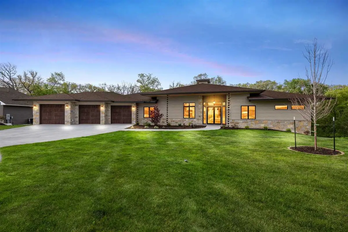 215 North Ridge Pl, Kalona, IA 52247 - #1