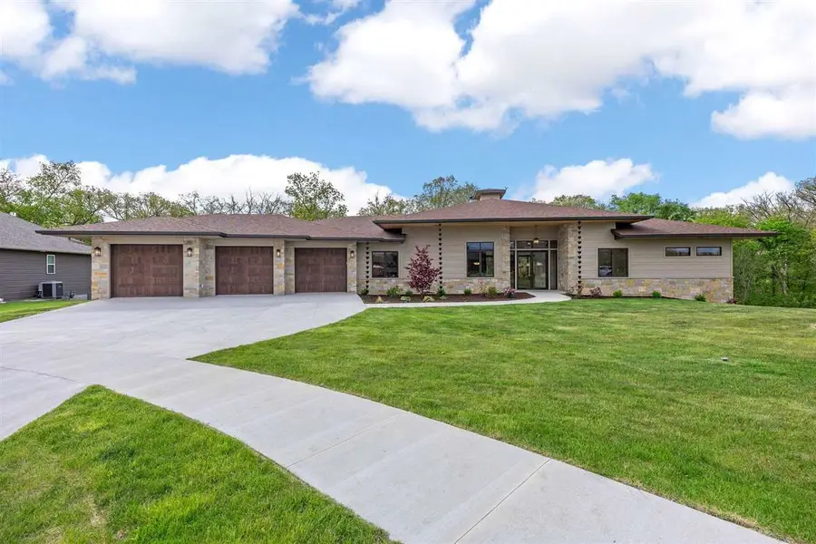 215 North Ridge Pl, Kalona, IA 52247 - #2