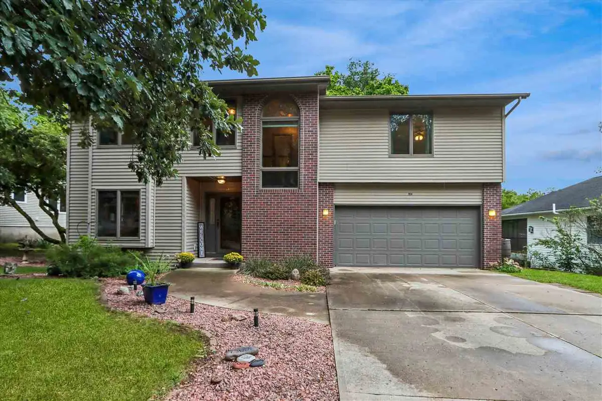 1934 Meadow Ridge Ln, Iowa City, IA 52245 - #1