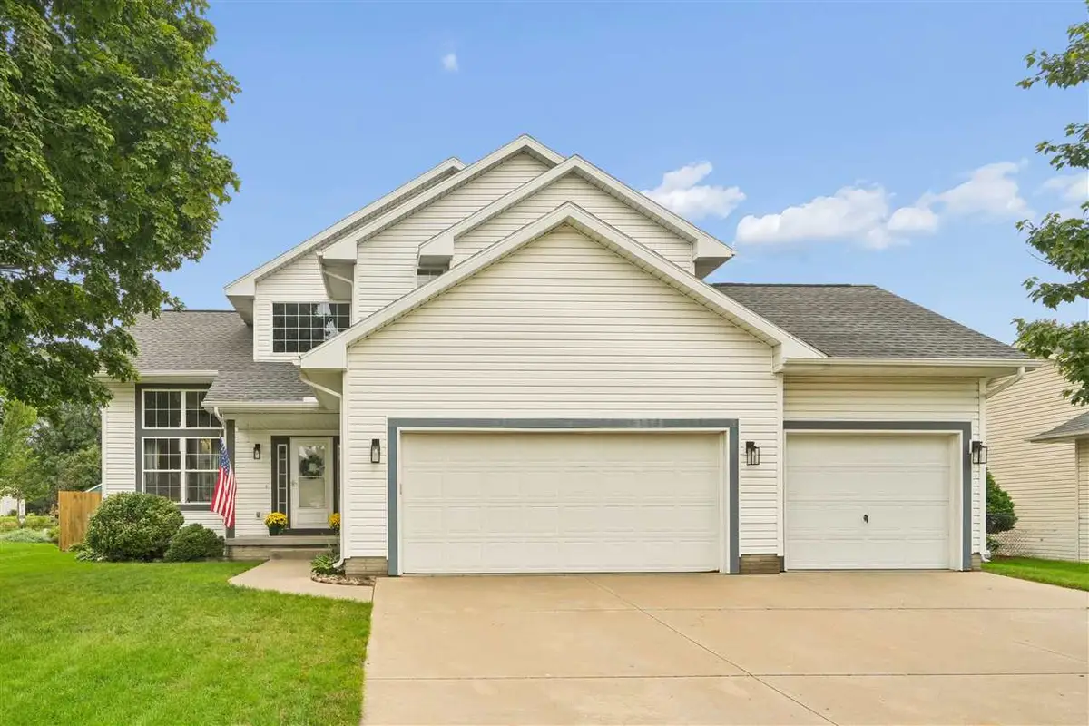 235 N 18th Ave, Hiawatha, IA 52233 - #1