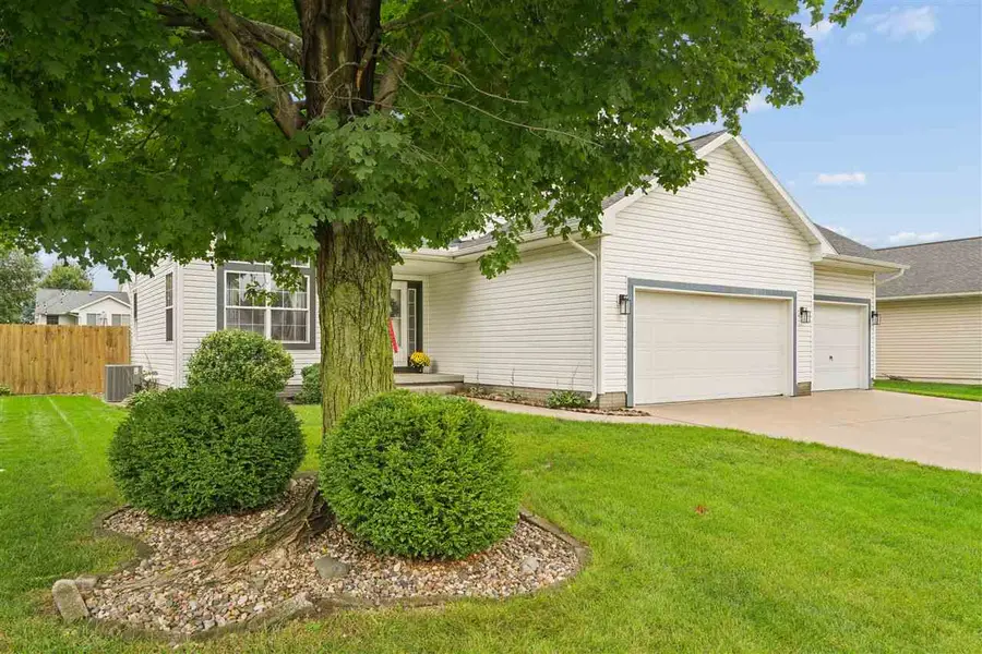 235 N 18th Ave, Hiawatha, IA 52233 - #3