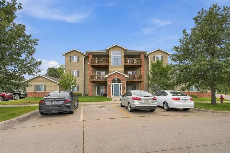 2665 Triple Crown Ln, Iowa City, IA 52240 - #2